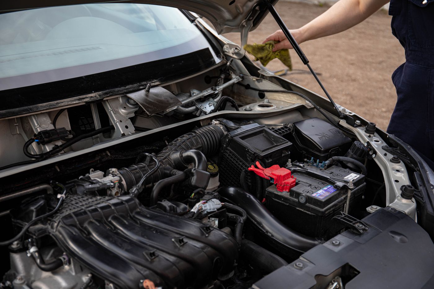 Entretien du compartiment moteur d’une voiture, capot ouvert