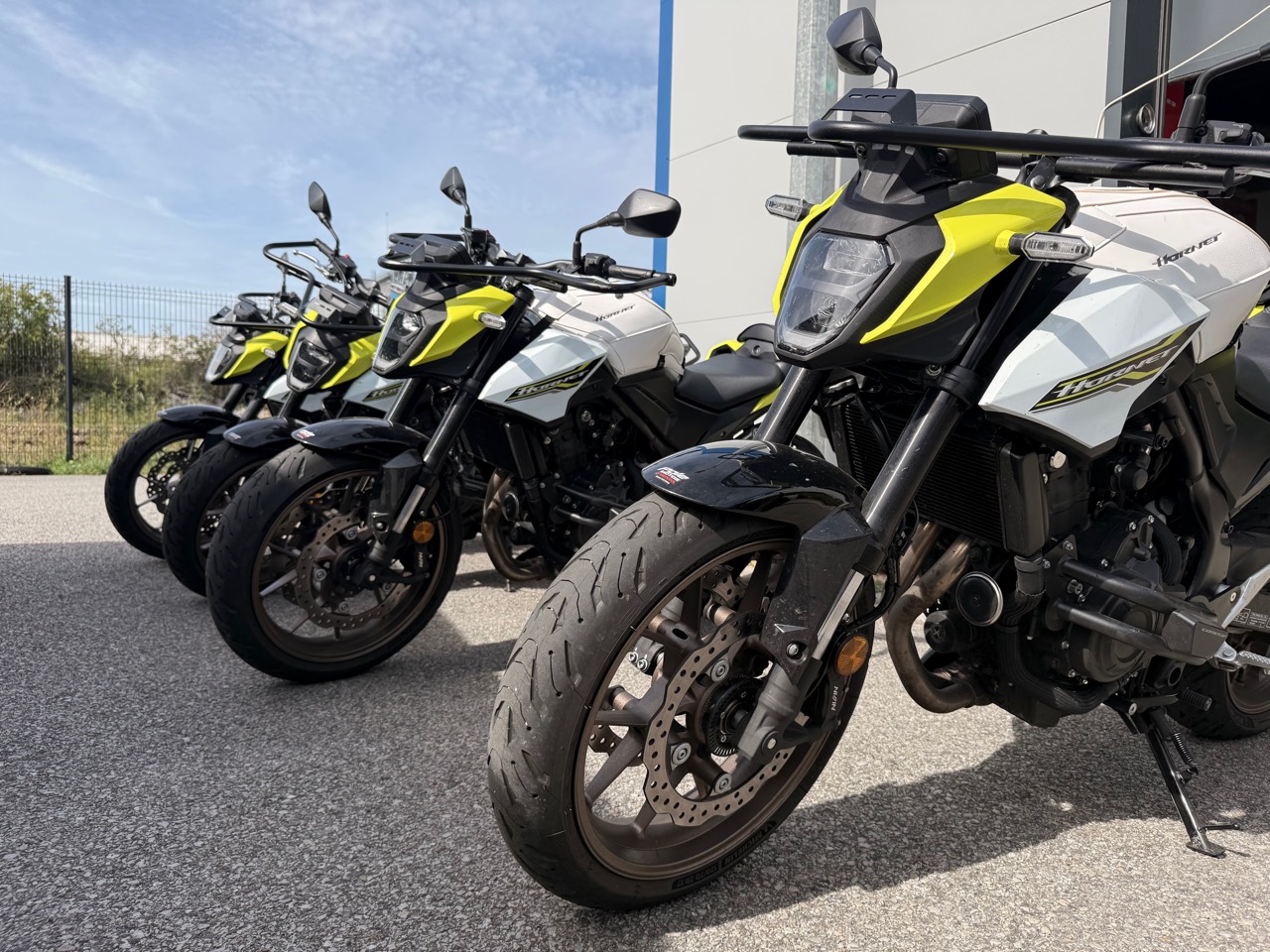 Parc de motos Honda Réflex devant le Centre de formation
